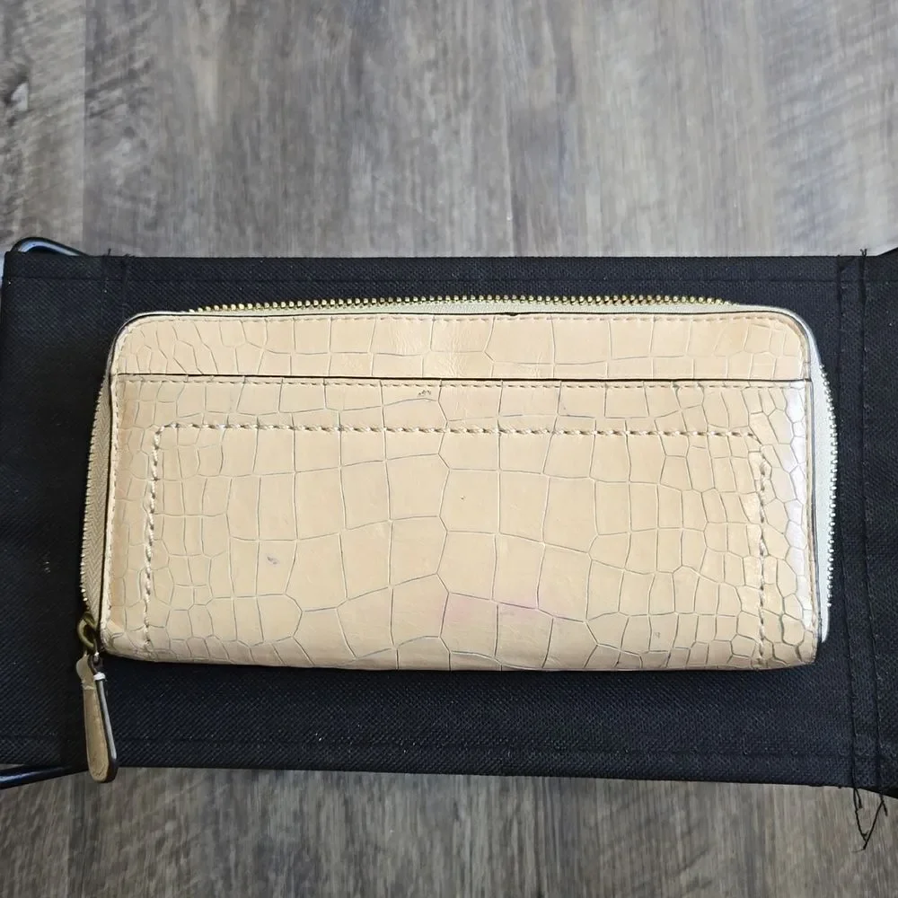 🐢 Coach Avery Embossed roc accordion zip wallet